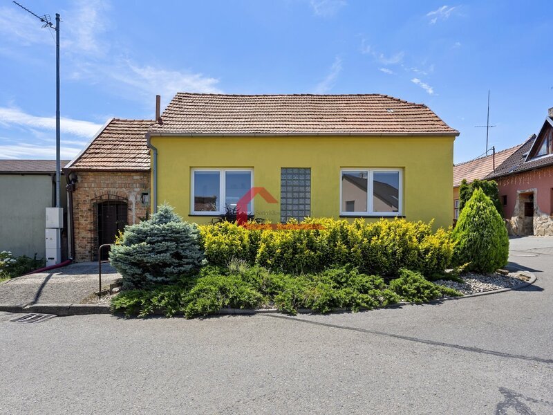 Prodej, rohový RD 3+1 Moravská Nová Ves, s uzavřeným dvorem, terasou a vinným sklepem s posezením, po rekonstr.,  CP:207m2