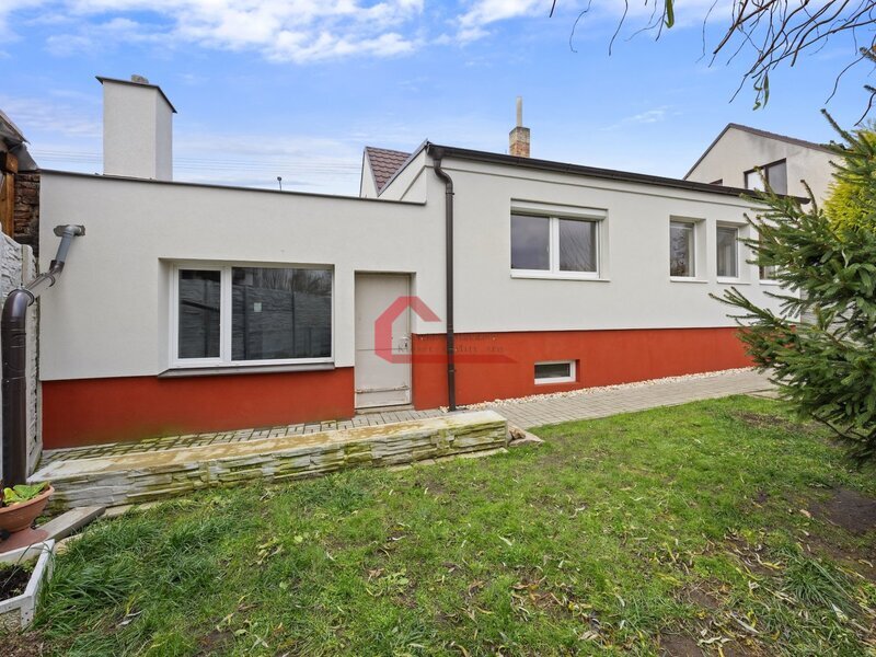 Prodej, RD 2+1 Lužice u Hodonína,dvůr, 2 sklepy, možnost zřízení garáže, parkování více aut,CP:203m2