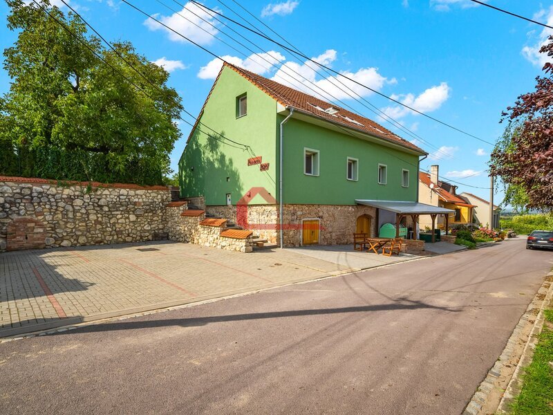Prodej , ubytovací zařízení Bavory, s prosperujícím vinařstvím, investice s návratností, CP:1040m2